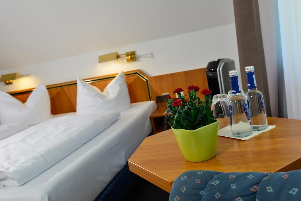 Hotel Sonnenhof Pleinfeld Bagian luar foto